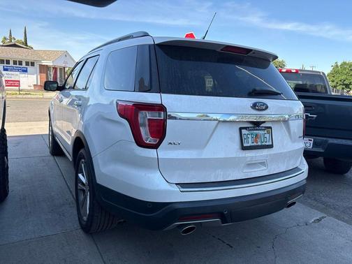 White Platinum Clearcoat Metallic 2018 Ford Explorer XLT