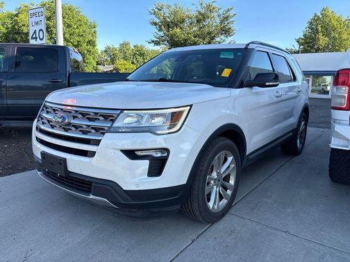 White Platinum Clearcoat Metallic 2018 Ford Explorer XLT