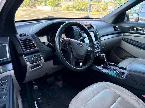 White Platinum Clearcoat Metallic 2018 Ford Explorer XLT