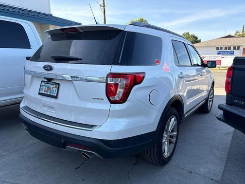 White Platinum Clearcoat Metallic 2018 Ford Explorer XLT
