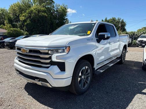 Iridescent Pearl Tricoat 2025 Chevrolet Silverado 1500 High Country