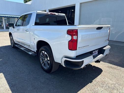 Iridescent Pearl Tricoat 2025 Chevrolet Silverado 1500 High Country