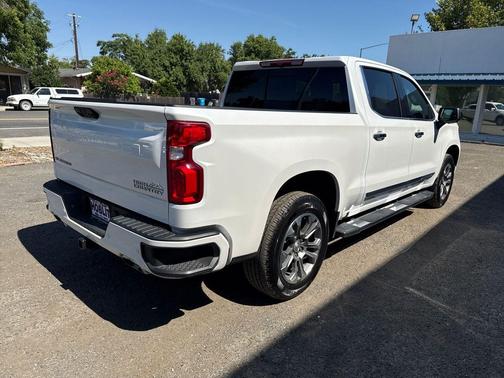 Iridescent Pearl Tricoat 2025 Chevrolet Silverado 1500 High Country