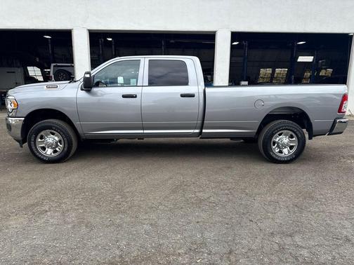 2024 RAM 2500 Tradesman Crew Cab 4x4 8' Box
