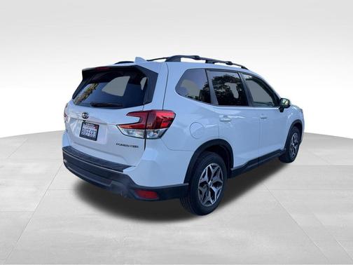 Crystal White Pearl 2021 Subaru Forester Premium