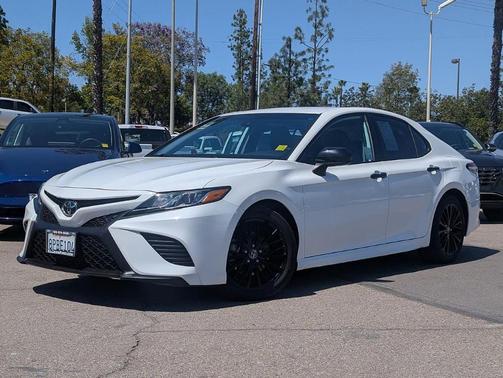 Super White 2020 Toyota Camry SE Nightshade