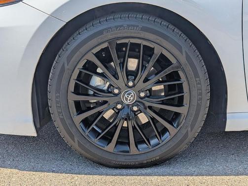 Super White 2020 Toyota Camry SE Nightshade