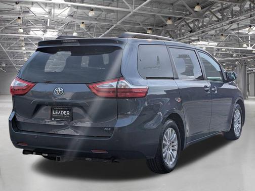 2017 Toyota Sienna XLE