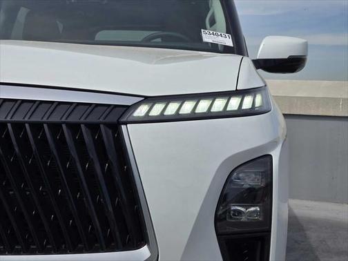 2025 INFINITI QX80 Luxe