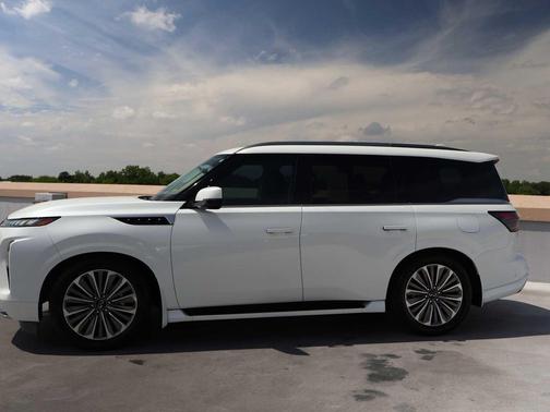 Radiant White 2025 INFINITI QX80 Luxe