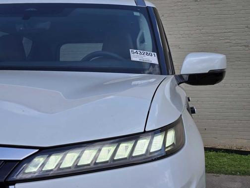 Radiant White 2026 INFINITI QX80 Luxe