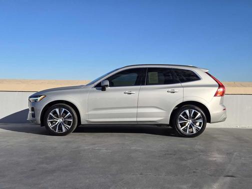 2022 Volvo XC60 B5 Momentum