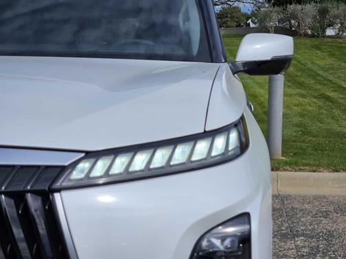 Radiant White 2026 INFINITI QX80 Luxe