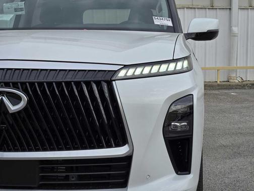 Radiant White 2026 INFINITI QX80 Luxe