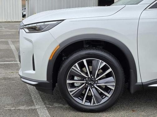 Radiant White 2026 INFINITI QX60 LUXE FWD