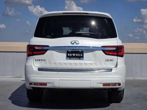 2022 INFINITI QX80 Luxe