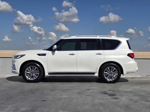 2022 INFINITI QX80 Luxe