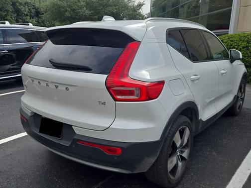 Crystal White Metallic 2021 Volvo XC40 T4 Momentum