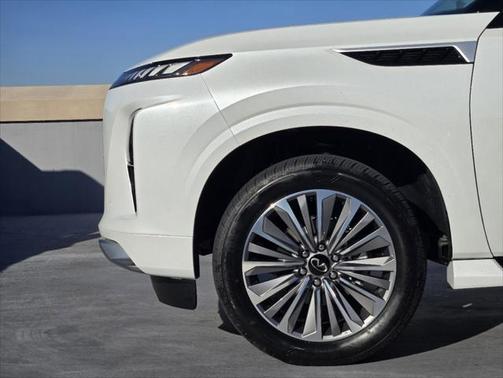 2025 INFINITI QX80 Luxe