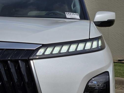 Radiant White 2026 INFINITI QX80 Luxe