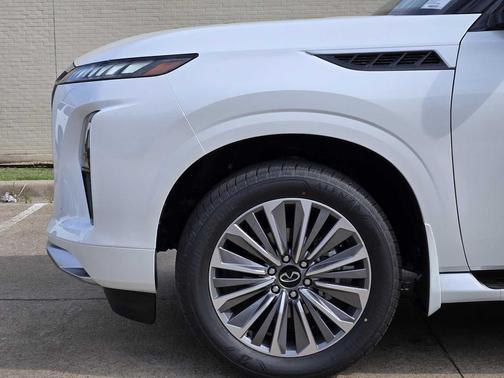 Radiant White 2026 INFINITI QX80 Luxe