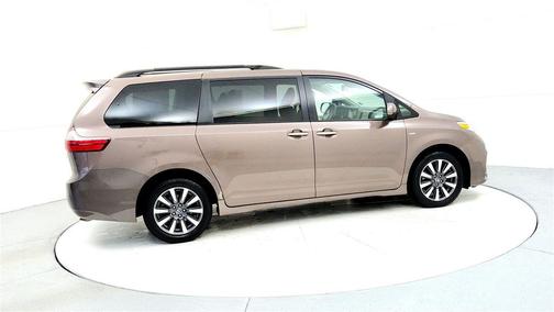 2020 Toyota Sienna XLE
