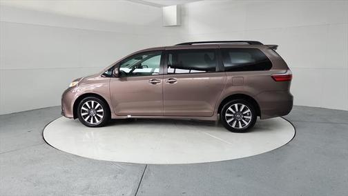 2020 Toyota Sienna XLE