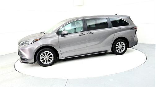2024 Toyota Sienna LE