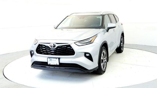 Celestial Silver Metallic 2023 Toyota Highlander XLE