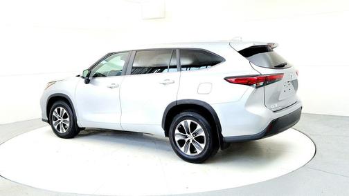 Celestial Silver Metallic 2023 Toyota Highlander XLE