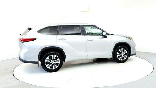 Celestial Silver Metallic 2023 Toyota Highlander XLE