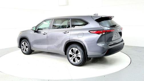 Magnetic Gray Metallic 2023 Toyota Highlander XLE