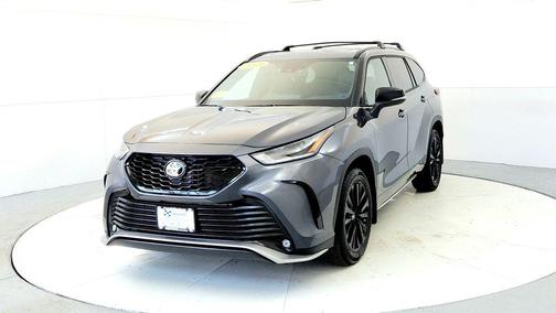 Magnetic Gray Metallic 2025 Toyota Highlander XSE