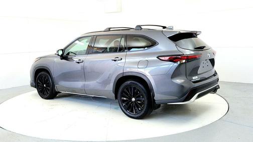 Magnetic Gray Metallic 2025 Toyota Highlander XSE
