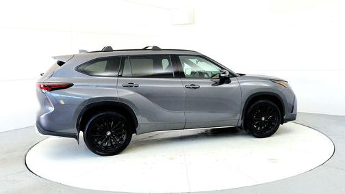 Magnetic Gray Metallic 2025 Toyota Highlander XSE