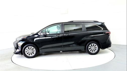 Midnight Black Metallic 2024 Toyota Sienna XLE