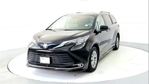 Midnight Black Metallic 2024 Toyota Sienna XLE