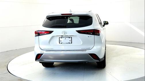 2026 Toyota Highlander Hybrid Platinum