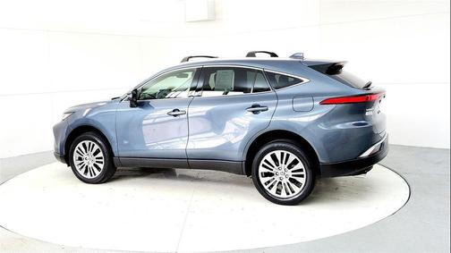 Coastal Gray Metallic 2022 Toyota Venza XLE