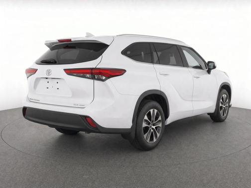 Pearl 2023 Toyota Highlander XLE