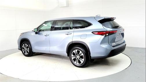 Moon Dust 2022 Toyota Highlander XLE