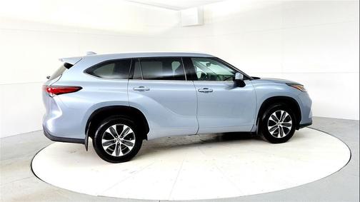 Moon Dust 2022 Toyota Highlander XLE