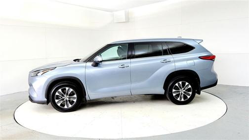 Moon Dust 2022 Toyota Highlander XLE