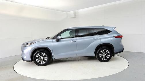 Moon Dust 2022 Toyota Highlander XLE