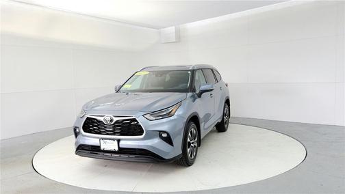 Moon Dust 2022 Toyota Highlander XLE