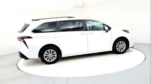 2024 Toyota Sienna XLE 8 Passenger