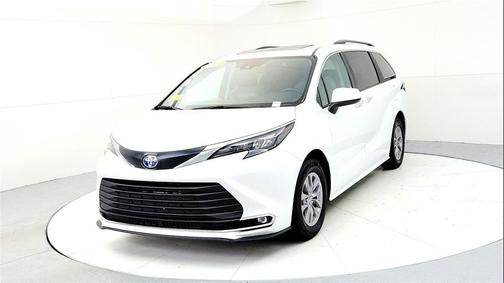 2024 Toyota Sienna XLE 8 Passenger