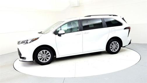2024 Toyota Sienna XLE 8 Passenger