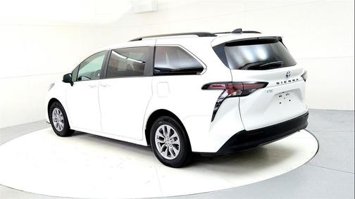 2024 Toyota Sienna XLE 8 Passenger
