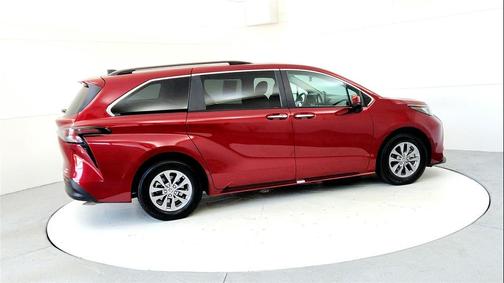 2023 Toyota Sienna XLE 8 Passenger